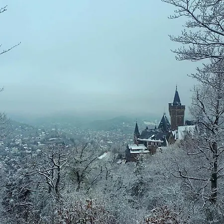 Am Fusse Des Schlosses *