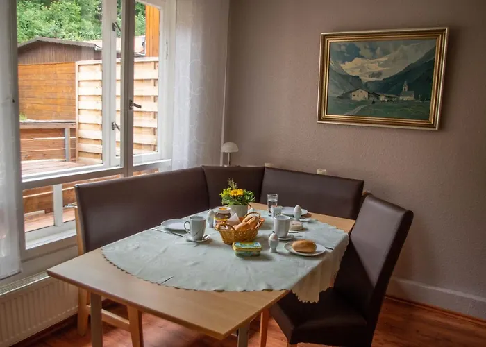 Am Fusse Des Schlosses