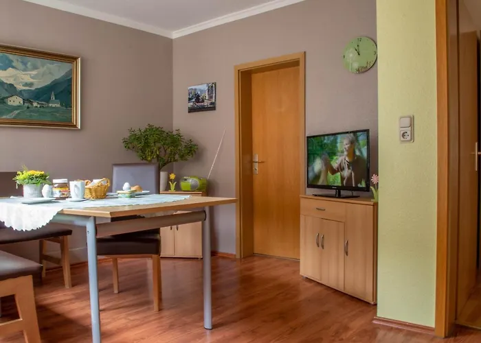 Am Fusse Des Schlosses Daire *